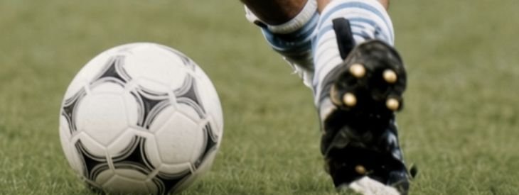 Pie a punto de patear el balón