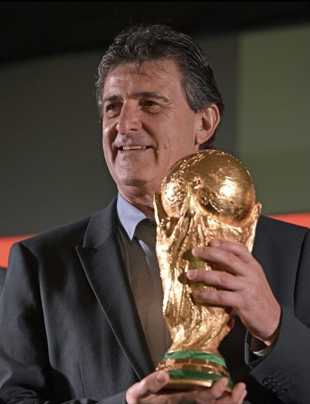 Mario Alberto Kempes sostiene la Copa del Mundo